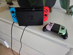 Nintendo Switch + extra joycon