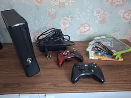 Xbox 360 spelkonsol svart med 2 kontroller + 4 spel