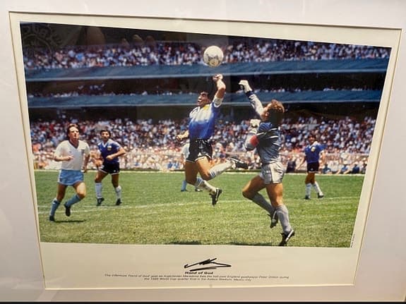 Hand of God signerad fotbollstavla med certifikat. Äkta autograf. Maradona.