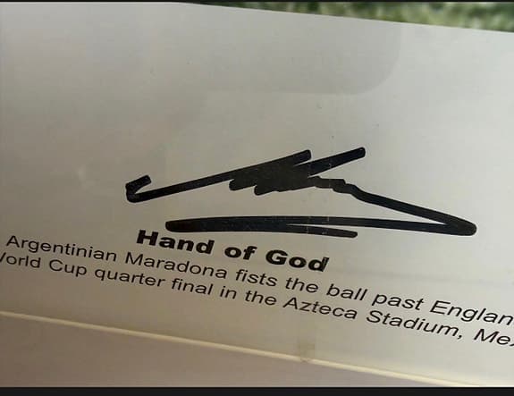 Hand of God signerad fotbollstavla med certifikat. Äkta autograf. Maradona.