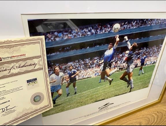 Hand of God signerad fotbollstavla med certifikat. Äkta autograf. Maradona.
