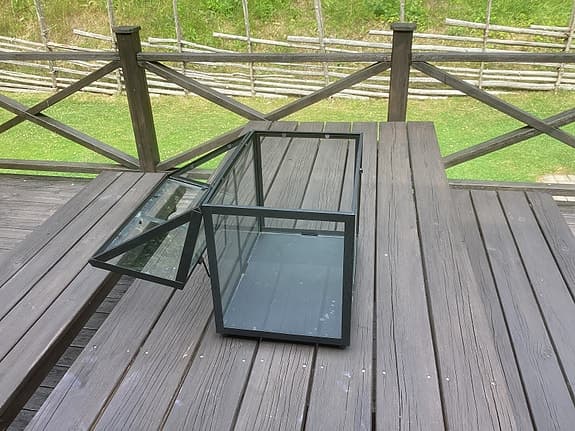 Miniväxthus för inomhus/ute – trä, svart och vitt