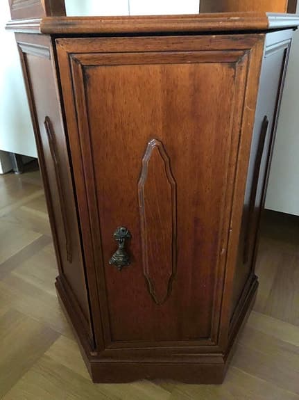 Två fina sängbord eller sidobord i trä