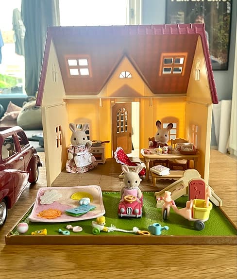 Sylvanian Families dockhus med 8 figurer och en bil