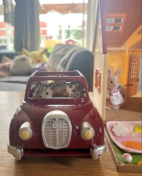 Sylvanian Families dockhus med 8 figurer och en bil