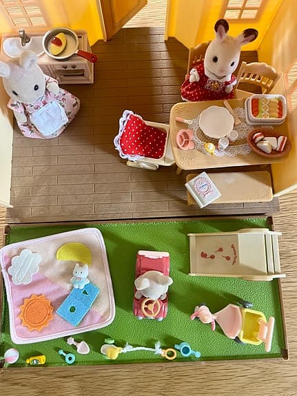 Sylvanian Families dockhus med 8 figurer och en bil
