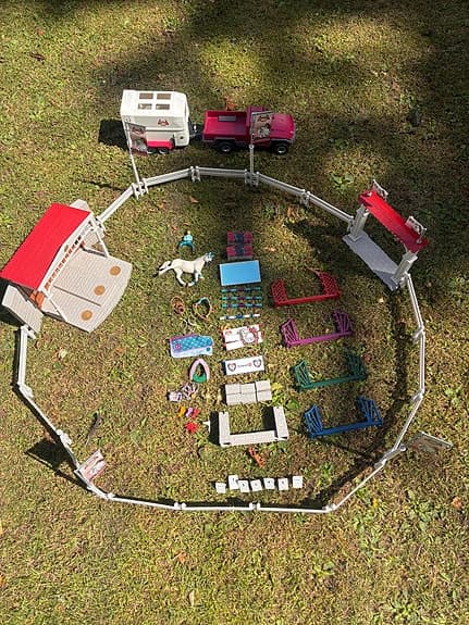 Schleich hästgård med hinder, stall och bil med hästtransport
