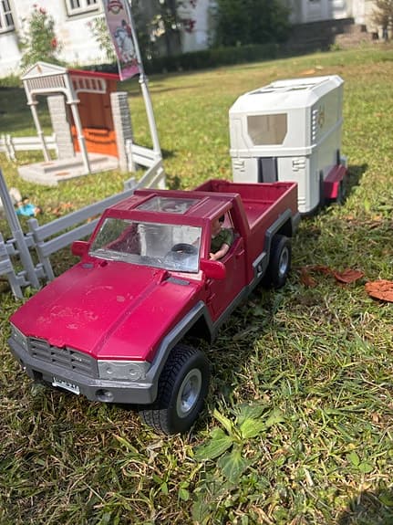 Schleich hästgård med hinder, stall och bil med hästtransport