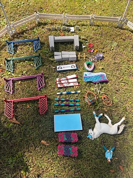 Schleich hästgård med hinder, stall och bil med hästtransport