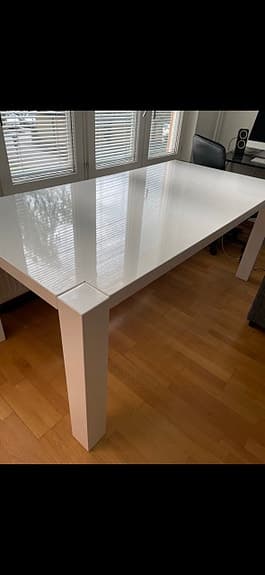 Matbord från Mio – Vit högglans – Mycket fint skick