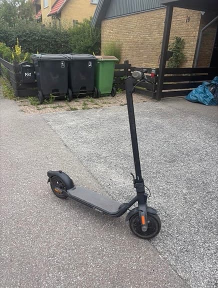 Ninebot elsparkcykel svart