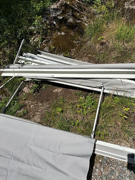 Markiser med grå duk i olika storlekar