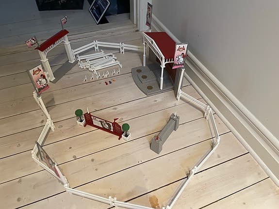 Schleich hästtävling lekset med staket och prispall