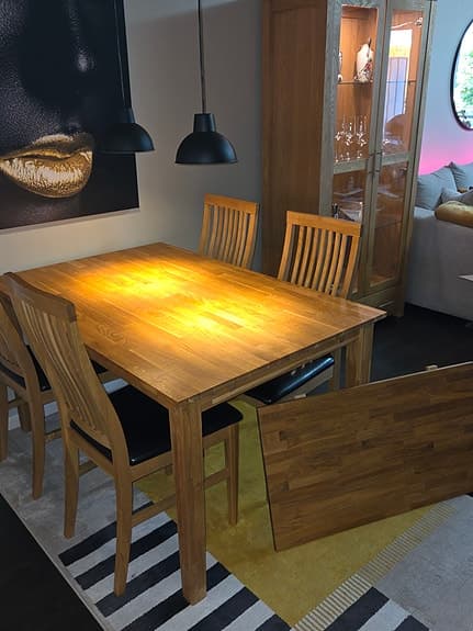 Matgrupp, ekbord med iläggsskiva, 4 st stolar