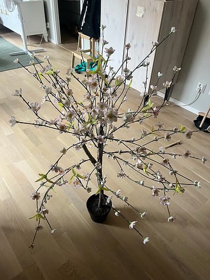 Konstgjort körsbärsträd med rosa blommor i kruka