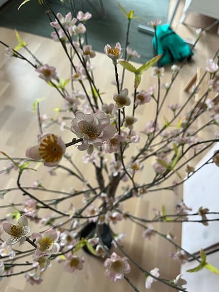 Konstgjort körsbärsträd med rosa blommor i kruka