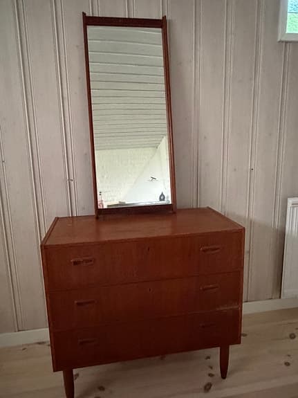 Fin byrå och spegel i teak från 60-talet