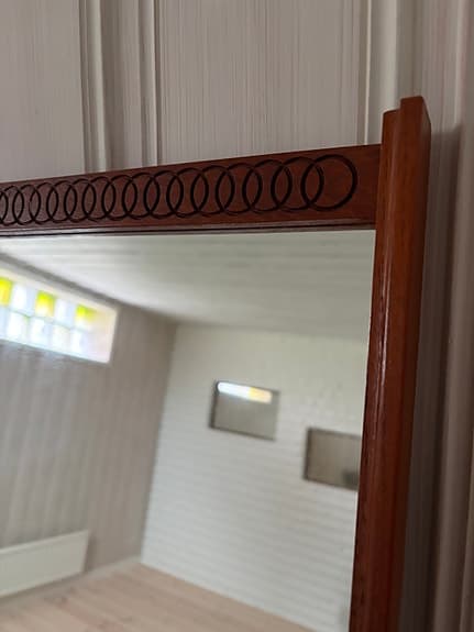 Fin byrå och spegel i teak från 60-talet
