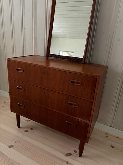 Fin byrå och spegel i teak från 60-talet