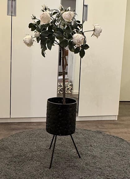 Konst blomma med lyxig kruk