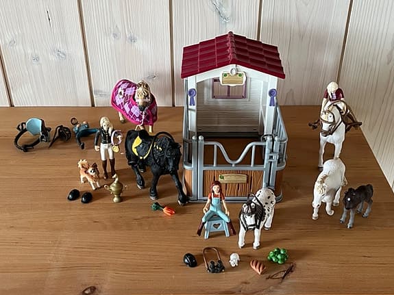 Schleich häststall med hästar och figurer