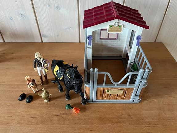 Schleich häststall med hästar och figurer