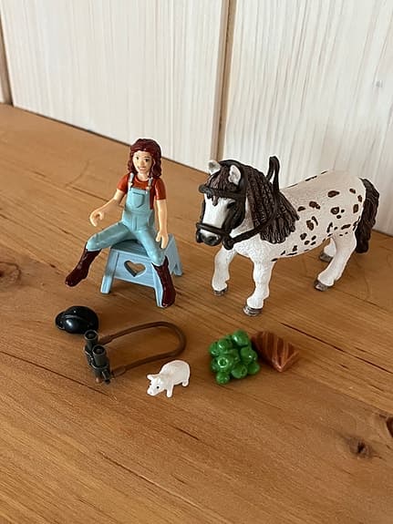 Schleich häststall med hästar och figurer