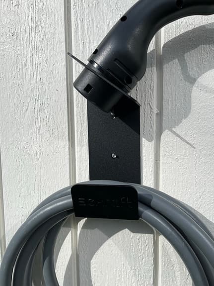 Ny svart hållare för laddkabel till elbil