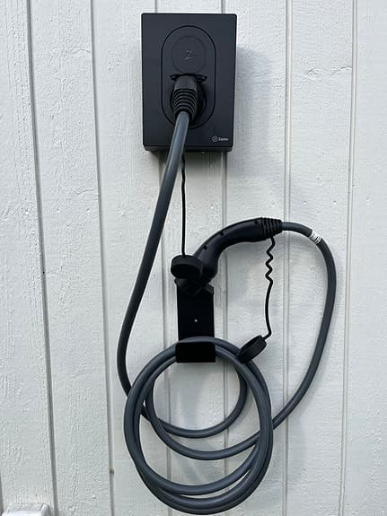 Ny svart hållare för laddkabel till elbil