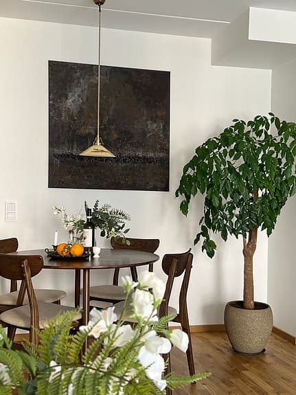 Stor grön krukväxt i beige kruka