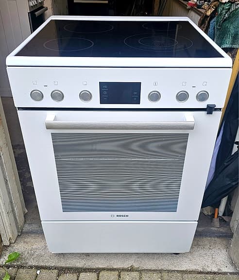 Välvårdad BOSCH spis med glashäll och varmluftsugn vit