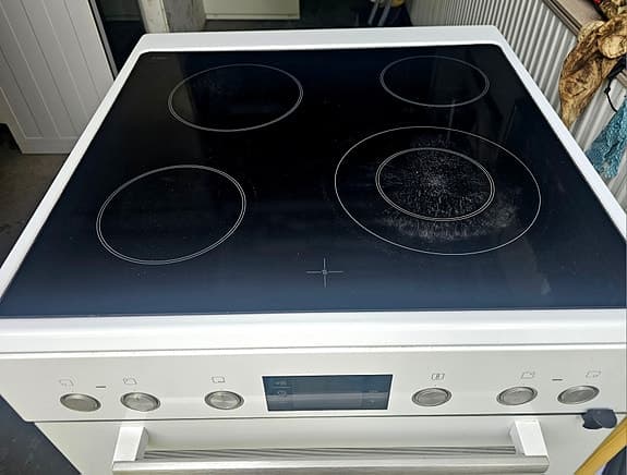 Välvårdad BOSCH spis med glashäll och varmluftsugn vit