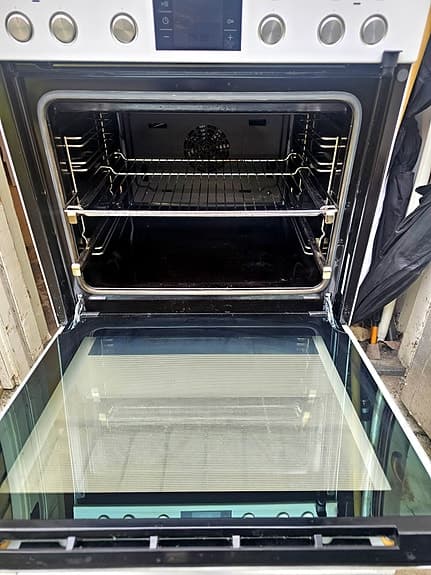 Välvårdad BOSCH spis med glashäll och varmluftsugn vit