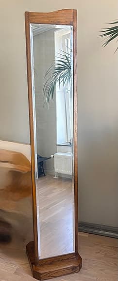 Rustik spegel i massiv trä