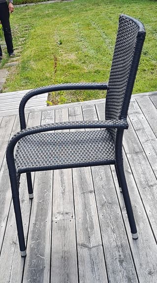 Konstrotting utestol med armstöd
