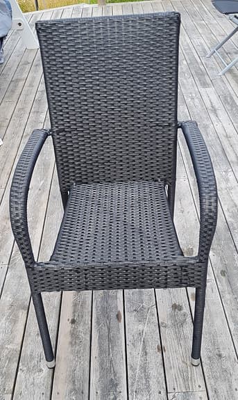 Konstrotting utestol med armstöd
