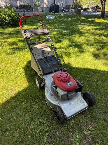 Gräsklippare, Honda 4.5 Hk bensindriven gräsklippare med uppsamlare
