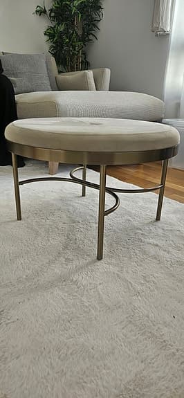 Beige rund pall med metallben i guld från H&M Home