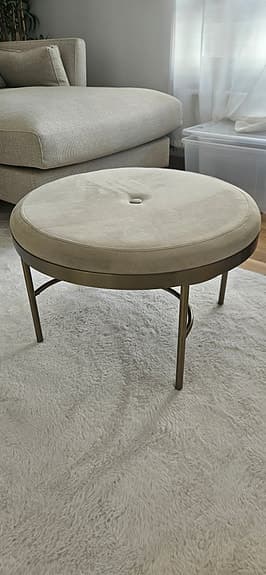 Beige rund pall med metallben i guld från H&M Home