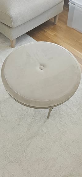 Beige rund pall med metallben i guld från H&M Home