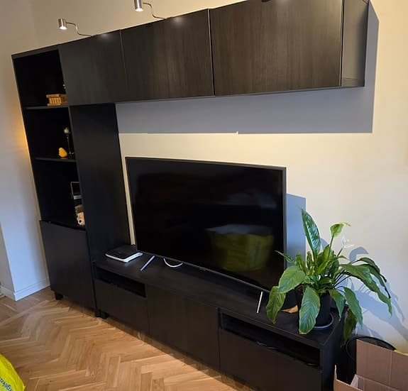 Modern TV-möbel med mycket förvaring och LED-belysning