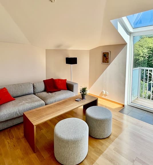 Ljusgrå Bolia "Europe" soffa med 2st sittpuffar i samma färg