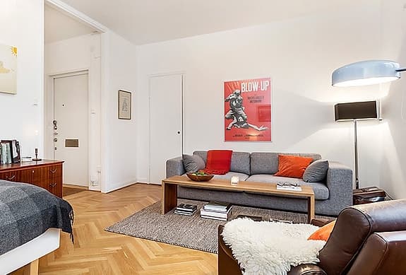 Ljusgrå Bolia "Europe" soffa med 2st sittpuffar i samma färg