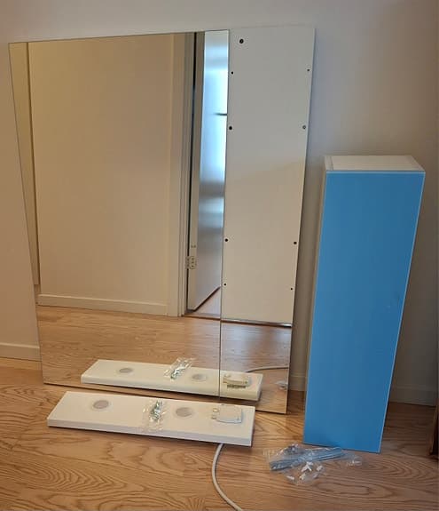 Badrumsspegel med skåp och lampa. Helt nytt!