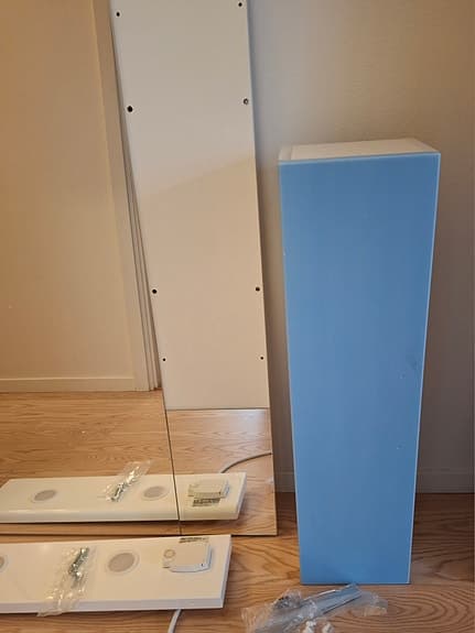 Badrumsspegel med skåp och lampa. Helt nytt!