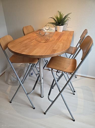 Barbord Väggfast i furu med hopfällbara stolar