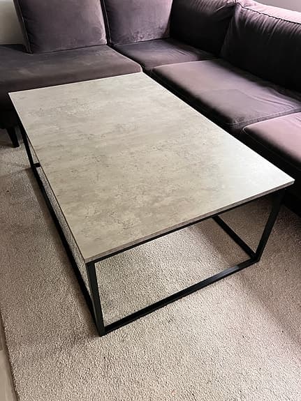 Soffbord betongliknande med svart metall