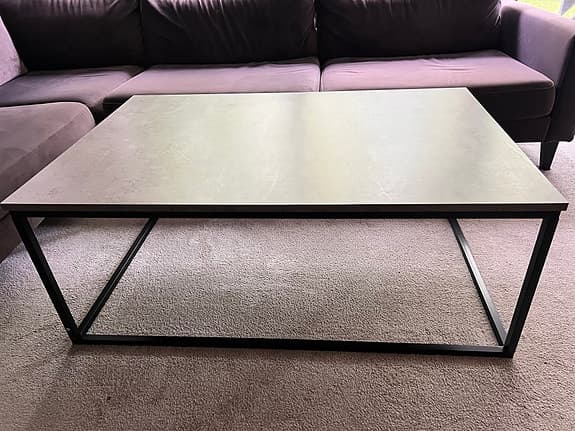 Soffbord betongliknande med svart metall