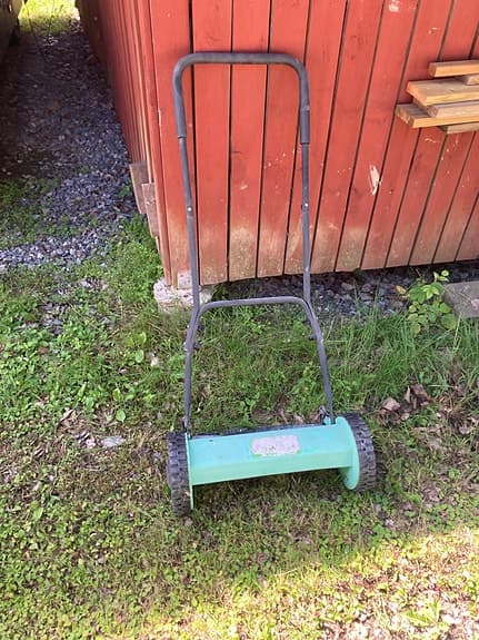 Handdriven gräsklippare grön
