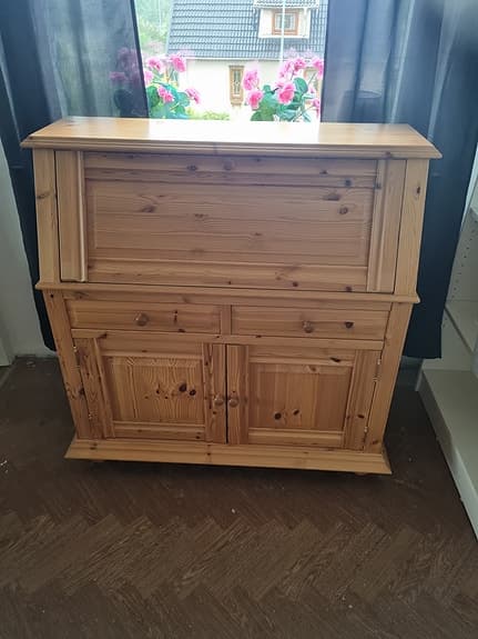 Byrå med hopfällbar lucka